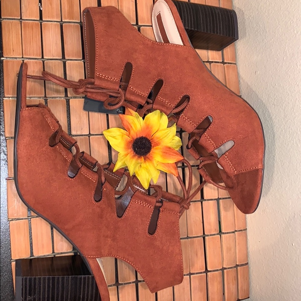 New Women’s Shoes Size 10
